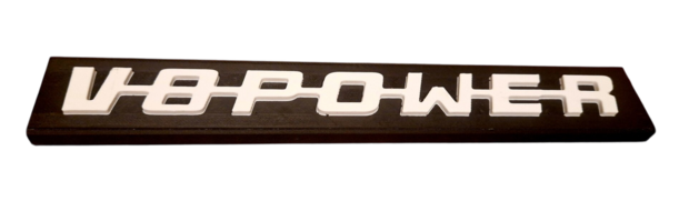 V8power logo bordje